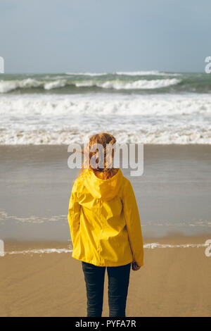 Femme debout dans la plage Banque D'Images