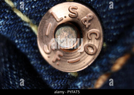 Bouton de lecture "Levi Strauss & Co - SF Cal' sur une paire de jeans Levi 's Banque D'Images