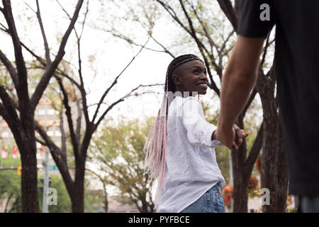 Couple holding hands walking in the park Banque D'Images