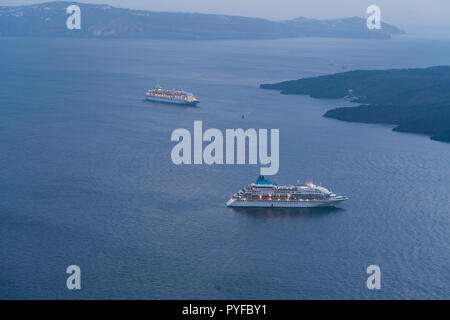 Près de croisière dans les îles grecques au petit matin. Banque D'Images