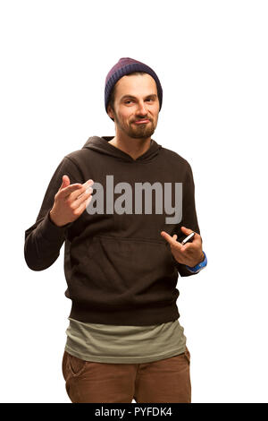 Portrait d'un bon Studio à heureux jeune homme de hat contre fond blanc avec téléphone noir et bleu watch Banque D'Images