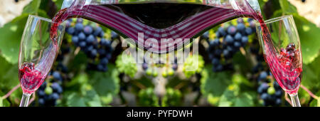 Le vin rouge s'écoule de la fiole dans le verre, sur fond de bleus sur un vignoble. Verser le vin dans le verre de vin. Banque D'Images