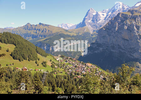 À couper le souffle, la village de Murren, dans l'Oberland bernois, en Suisse avec l'Eiger, Mönch et Jungfrau en arrière-plan Banque D'Images