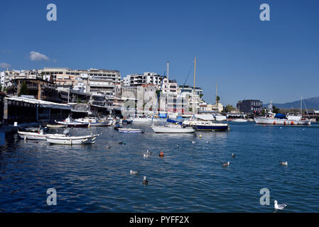 Bateaux de pêche au port de Mikrolimano, Athènes, Grèce Banque D'Images