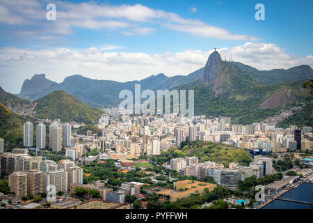 Vue aérienne de Rio de Janeiro skyline avec la montagne du Corcovado - Rio de Janeiro, Brésil Banque D'Images