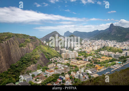 Vue aérienne de Rio de Janeiro avec Babilonia Hill et la montagne du Corcovado - Rio de Janeiro, Brésil Banque D'Images