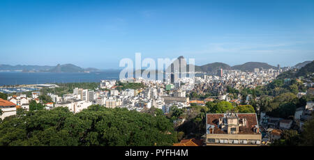 Vue panoramique vue aérienne du centre-ville de Rio de Janeiro avec pain de sucre sur l'arrière-plan - Rio de Janeiro, Brésil Banque D'Images