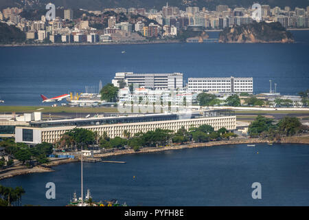 Vue aérienne d'avion qui décolle de l'aéroport Santos Dumont - Rio de Janeiro, Brésil Banque D'Images