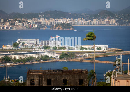 Vue aérienne d'avion qui décolle de l'aéroport Santos Dumont - Rio de Janeiro, Brésil Banque D'Images