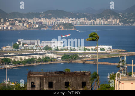 Vue aérienne d'avion qui décolle de l'aéroport Santos Dumont - Rio de Janeiro, Brésil Banque D'Images