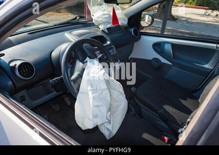 Intérieur de voiture s'est écrasé après accident avec airbags dégonflés sur route en ville, journée ensoleillée Banque D'Images