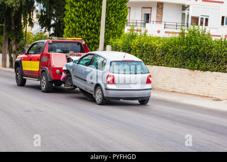 Voiture en panne d'être remorqué par camion de remorquage après accident Banque D'Images