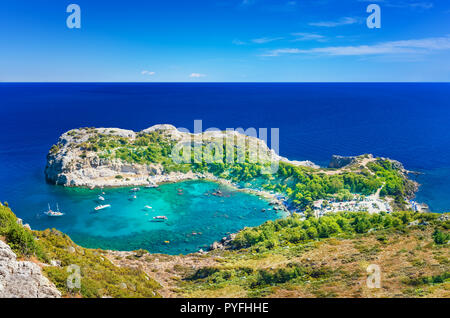 Panoramatic vue sur baie Anthony Quinn et Méditerranée (Rhodes, Grèce) Banque D'Images