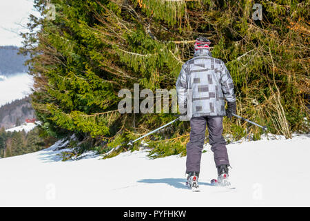 GERARDMER, FRANCE - DEC 17- Gros plan sur le skieur au cours de l'école d'hiver de la maison de vacances le Feb 17, 2015 à Gerardmer, France Banque D'Images