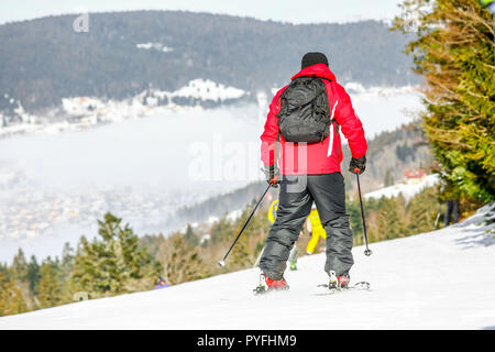 GERARDMER, FRANCE - DEC 17- Gros plan sur le skieur au cours de l'école d'hiver de la maison de vacances le Feb 17, 2015 à Gerardmer, France Banque D'Images