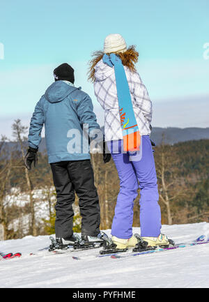 GERARDMER, FRANCE - DEC 17- Gros plan sur les skieurs au cours de l'assemblée annuelle de l'école d'hiver le 17 février, 2015 à Gerardmer, France Banque D'Images