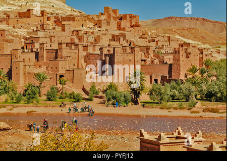 Le MAROC ET LES GENS D'ÂNES TRAVERSANT LA RIVIÈRE EN FACE DU KSAR AIT BENHADDOU Banque D'Images