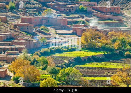 Scène de village au Maroc avec l'automne les feuilles des arbres et l'agriculture en terrasses Banque D'Images