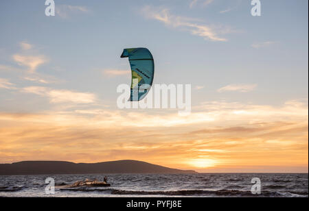 Le kite surf avec un beau coucher du soleil à Weston super Mare. Banque D'Images