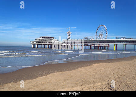 Vue sur la jetée de la plage de Scheveningen à journée d'octobre ensoleillée Banque D'Images