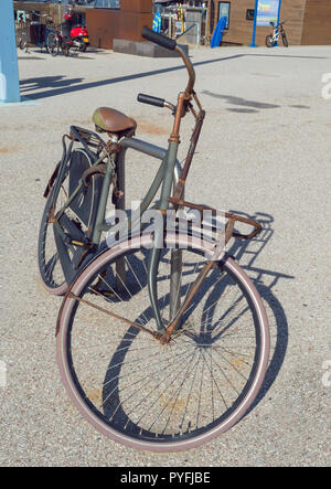 Rusty en stationnement vélo abandonné sur sunny day Banque D'Images