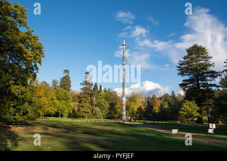 Couleurs d'automne et le paysage avec le Totem à Virginia Water Lake, partie de Windsor Great Park (Parc Royal, Crown Estate) à Surrey, UK Banque D'Images