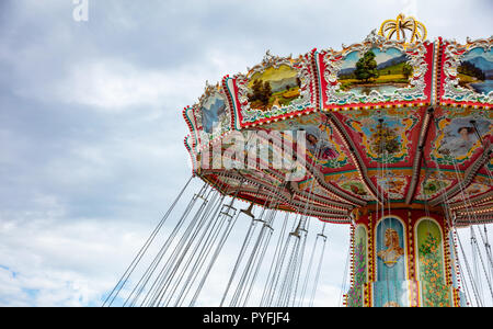 Carrousel colorés sur fond de ciel nuageux. L'Oktoberfest, Bavière, Allemagne Banque D'Images