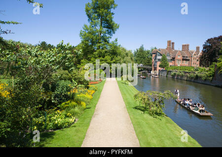 Promenades en barque sur la rivière Cam à Cambridge vu de Clare College Bridge surplombant Clare College Fellows Garden et Trinity Hall College Banque D'Images