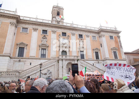 Roma, Italie. 27 Oct, 2018. Manifestation à Piazza del Campidoglio à Rome avec des centaines de citoyens romains à défendre la dignité de Rome Crédit : Matteo Nardone/Pacific Press/Alamy Live News Banque D'Images