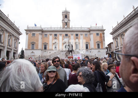 Roma, Italie. 27 Oct, 2018. Manifestation à Piazza del Campidoglio à Rome avec des centaines de citoyens romains à défendre la dignité de Rome Crédit : Matteo Nardone/Pacific Press/Alamy Live News Banque D'Images