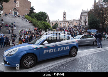 Roma, Italie. 27 Oct, 2018. Manifestation à Piazza del Campidoglio à Rome avec des centaines de citoyens romains à défendre la dignité de Rome Crédit : Matteo Nardone/Pacific Press/Alamy Live News Banque D'Images