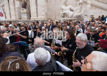 Roma, Italie. 27 Oct, 2018. Manifestation à Piazza del Campidoglio à Rome avec des centaines de citoyens romains à défendre la dignité de Rome Crédit : Matteo Nardone/Pacific Press/Alamy Live News Banque D'Images