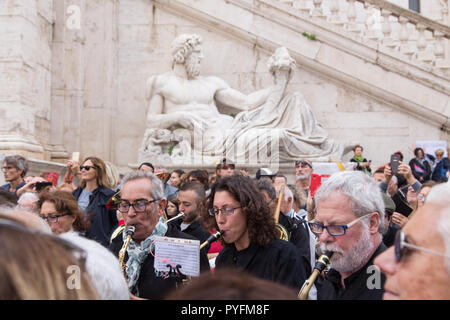 Roma, Italie. 27 Oct, 2018. Manifestation à Piazza del Campidoglio à Rome avec des centaines de citoyens romains à défendre la dignité de Rome Crédit : Matteo Nardone/Pacific Press/Alamy Live News Banque D'Images