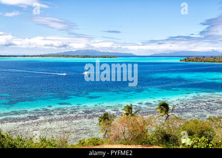 À Bora Bora, Polynésie française la vue depuis la colline de la mer et le yacht dans la baie de paradis Banque D'Images