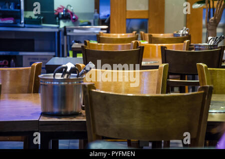 Tables et chaises vides en attente de clients dans un restaurant en Corée du Sud. Banque D'Images