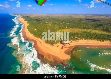 Vue aérienne de la baie de Sodwana Parc national au sein de la zone humide d'iSimangaliso, Maputaland, une zone de KwaZulu-Natal, sur la côte est de l'Afrique du Sud. Paysage de l'Océan indien. Banque D'Images