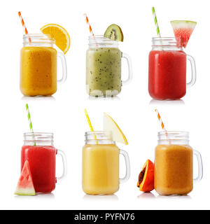 Ensemble de smoothies dans un bocal en verre fabriqués à partir de différents fruits isolé sur fond blanc Banque D'Images