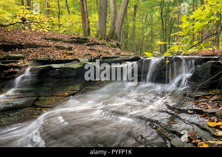 L'une des nombreuses cascades Sulpher Springs le long de la Creek dans l'Ohio Bentleyville pendant les couleurs de l'automne. Cette petite cascade ressemble c'est meilleur w Banque D'Images