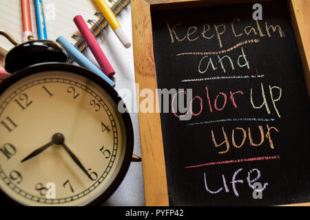 Restez calme et la couleur de votre vie sur une phrase manuscrite colorés sur tableau, réveil avec motivation et concepts d'éducation Banque D'Images