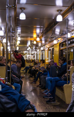 Moscou, Fédération de Russie - Septembre 2018 : wagon de métro Vintage en service sur une simple ligne de métro de la capitale russe city metro Banque D'Images