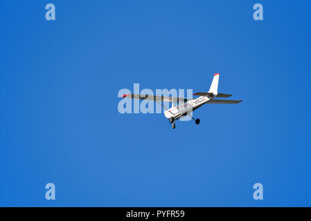 Avion léger Cessna 152 volant dans le ciel bleu. Avion d'aviation générale G-BSZO aéroporté en visibilité claire, vfr, règles de vol à vue Banque D'Images