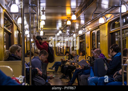 Moscou, Fédération de Russie - Septembre 2018 : wagon de métro Vintage en service sur une simple ligne de métro de la capitale russe city metro Banque D'Images