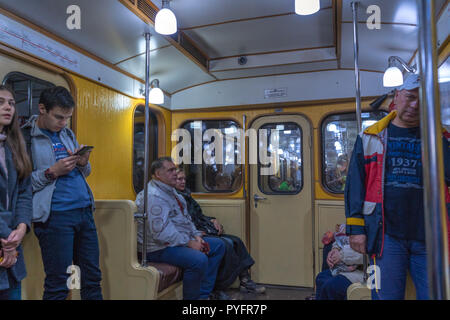 Moscou, Fédération de Russie - Septembre 2018 : wagon de métro Vintage en service sur une simple ligne de métro de la capitale russe city metro Banque D'Images