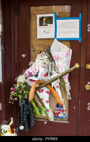 La ville de New York, USA - juin14, 2018 : Fans de Anthony Bourdain laisser des messages et des fleurs en face de la Brasserie Les Halles en souvenir, Park Avenue South Banque D'Images