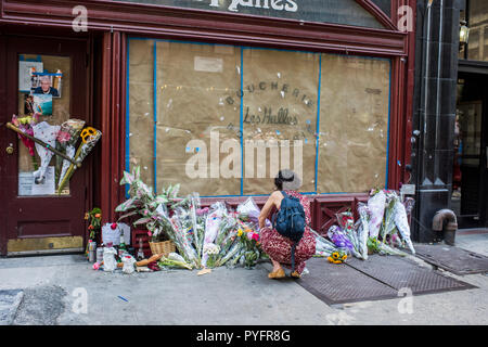 La ville de New York, USA - juin14, 2018 : Fans de Anthony Bourdain laisser des messages et des fleurs en face de la Brasserie Les Halles en souvenir, Park Avenue South Banque D'Images