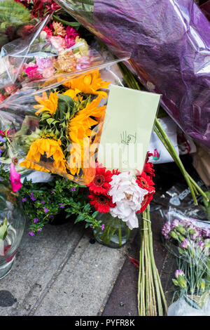 La ville de New York, USA - juin14, 2018 : Fans de Anthony Bourdain laisser des messages et des fleurs en face de la Brasserie Les Halles en souvenir, Park Avenue South Banque D'Images