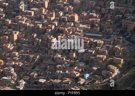 Vue aérienne de l'édifices rouge à El Alto / La Paz, Bolivie Banque D'Images