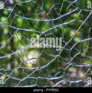 Brisé et endommagé en éclats verre fenêtre dans macro close up incroyable texture d'arrière-plan Banque D'Images