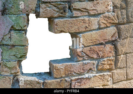 Mur de brique rouge avec une lacune béante il isolé sur fond blanc texture Banque D'Images