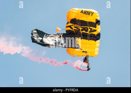 Golden Knights de l'armée américaine de l'Équipe de parachutistes sautant au 2018 Grand New England Air & Space Show au Westover Air Reserve Base. Banque D'Images